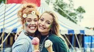 Festiwal. Uśmiechnięte dziewczyny