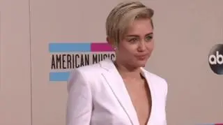 Miley Cyrus i Elton John zaśpiewali wielki przebój Metalliki. Jak brzmią w balladzie "Nothing Else Matters"?