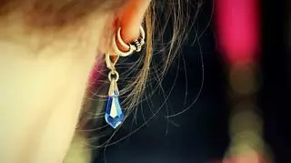 Kolczyki w uchu - biżuteria, którą kochają nie tylko kobiety