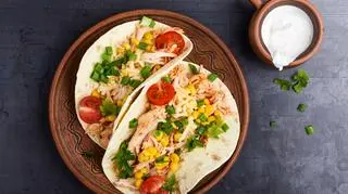 Dwa nalesniki z kurczakiem i warzywami po meksykańsku