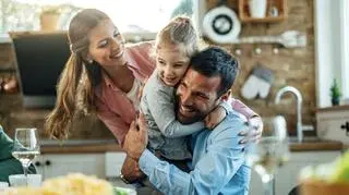 Coraz więcej kobiet decyduje się na dziecko przed ślubem. "Dokonują historycznej zmiany"