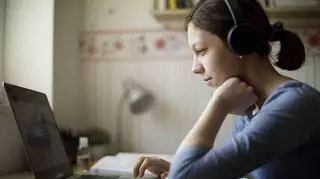 Dziewczyna przed komputerem 