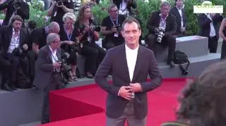 Jude Law zostanie ojcem po raz szósty. Paparazzi przyłapali jego nową żonę z widocznym brzuszkiem