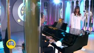 Natasza Urbańska w piosence „Linie”