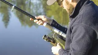 Wędkarz trzyma wędkę