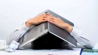 człowiek z laptopem na głowie 