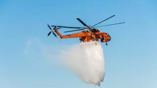 Helikopter straży pożarnej podczas akcji gaśniczej