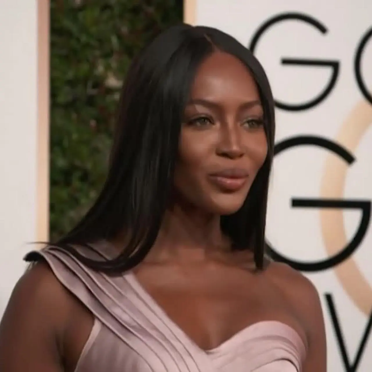 Naomi Campbell pozuje nago w metrze. Jak wygląda 50-letnia modelka? - Dzień  Dobry TVN