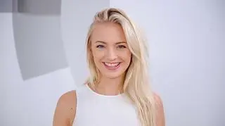 Basia Kurdej-Szatan w kręconych włosach. Aktorka zmieniła fryzurę