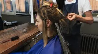 Ciemne włosy z refleksami - jak zrobić świetliste refleksy na ciemnych włosach? Technika flamboyage