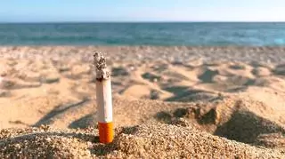 Czy można palić papierosy na plaży? Sprawdź, jak się zachować na urlopie