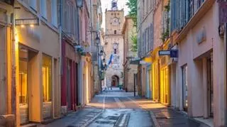 Wąska uliczka i kamienice we francuskim mieście Aix-en-Provance