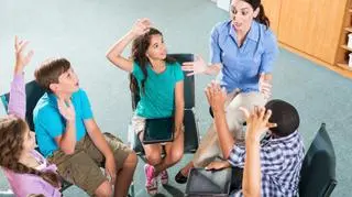 Dwujęzyczność to coraz częstsze zjawisko. Czy warto wychowywać dzieci w duchu dwujęzyczności? Jak dwujęzyczność może utrudnić lub ułatwić życie?