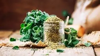 Słoik z suszonym oregano, obok świeże zioła