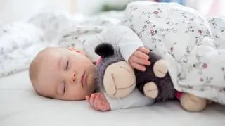 Jak ubierać niemowlę do snu?