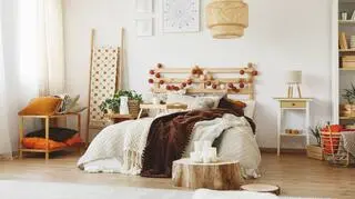 nowoczesne lozko sypialnia w stylu skandynawskim