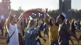 ludzie tańczą na letnim festiwalu