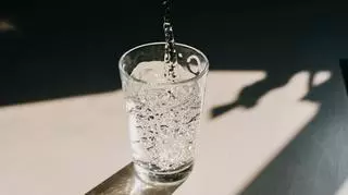 Woda wlewana do szklanki