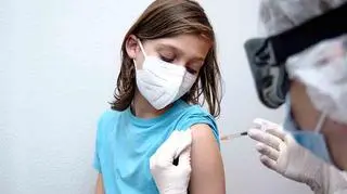Nastolatka otrzymuje szczepionkę przeciw COVID-19.