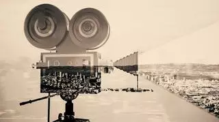 Zabytkowa kamera filmowa na tle miasta vintage