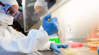 badania naukowcy koronawirus test laboratorium