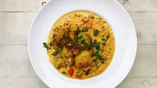 Porcja żółtego curry z kurkumą