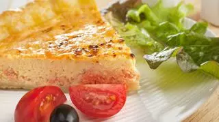Tarta łososiowa z pomidorkami na białym talerzu