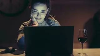 dziewczyna się przed laptopem 
