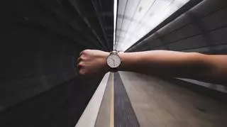 zegarem na stacji metra