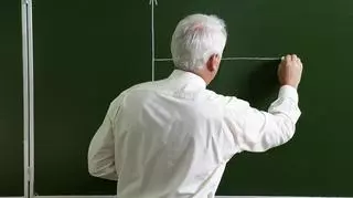 Nauczyciel fizyki rozrysowuje wzór.