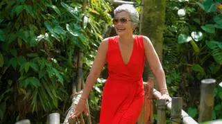 dojrzała kobieta 50+ w czerwonej sukience na wakacjach smieje sie