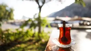 Herbatę rooibos można pić w ciąży. Jakie jeszcze ma właściwości?