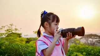 Dziecko z aparatem fotograficznym. Jaki aparat wybrać dla dziecka?