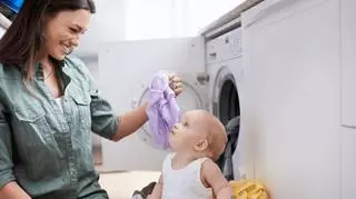 mama i male dziecko niemolwe pranie pralka dla alergikow