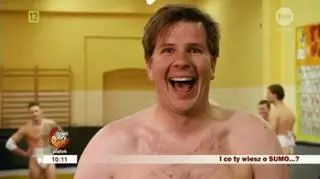 Dlaczego zawodnicy sumo sypią sól i klaszczą?