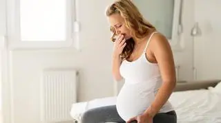 kobieta w ciąży czuje nudności