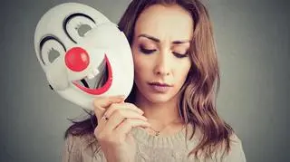 Smutna kobieta i maska klowna 