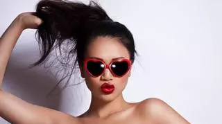 Kobieta w okularach przeciwsłonecznych z czerwonymi oprawkami w kształcie serc