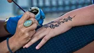 Czy tatuaż z henny jest bezpieczny? "Nie każdy może sobie na niego pozwolić" 
