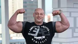 Robert Burneika odpoczywa na basenie. Internauci zachwyceni figurą jego ukochanej