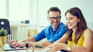 Mężczyzna zalotnie patrzy na kobietę 