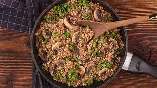 Szukasz szybkiego jednogarnkowego obiadu? Wypróbuj kaszotto z bulgurem, botwinką, serem i orzechami