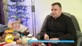 Proboszcz robi na drutach skarpetki, by zarobić na remont kościoła. "Chciałem dać coś od siebie"