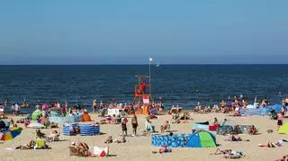 Zatłoczona plaża nad Bałtykiem wieżyczka ratownika