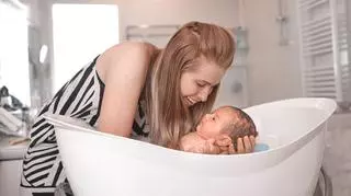 Mama myje w wanience niemowlaka