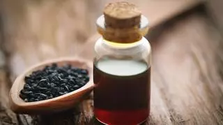 Olej z czarnuszki na włosy – cudowna odżywka dla pięknych, zdrowych i silnych włosów