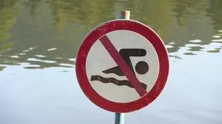 Znak zakazu kąpieli 