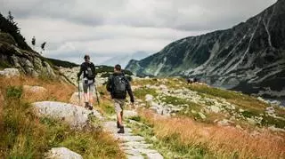 Wyprawy górskie dla początkujących – strój i wyposażenie