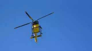 Żółty helikopter ratunkowy na tle nieba