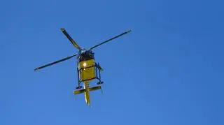 Żółty helikopter ratunkowy na tle nieba